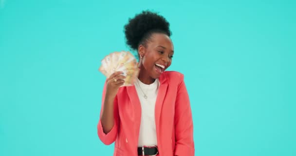 Mulher Negra Vencedora Dinheiro Mão Estúdio Fundo Azul Segurando Dinheiro — Vídeo de Stock