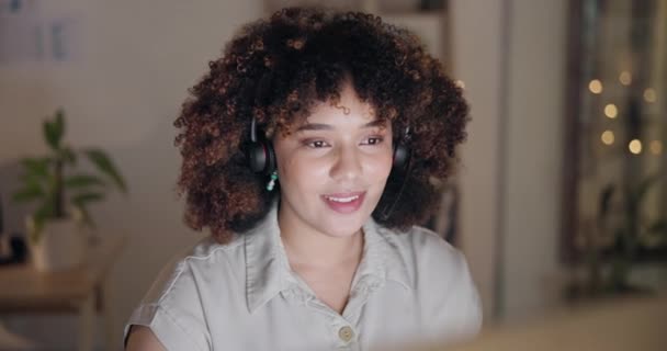 Centro Llamadas Asistente Virtual Hablando Mujer Escribiendo Computadora Escritorio Ayuda — Vídeos de Stock