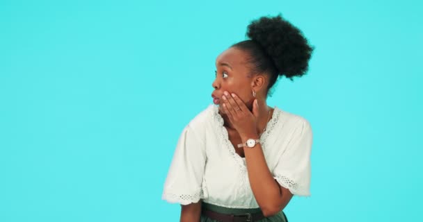 Wauw Wijzend Gezicht Van Zwarte Vrouw Een Blauwe Achtergrond Voor — Stockvideo