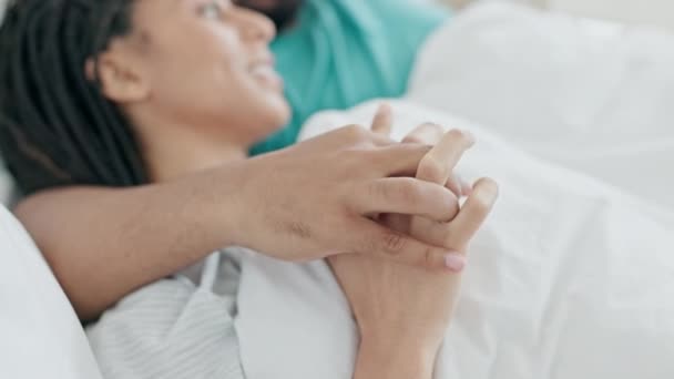 Huis Slaapkamer Hand Hand Paar Binding Wellness Geniet Van Ochtend — Stockvideo