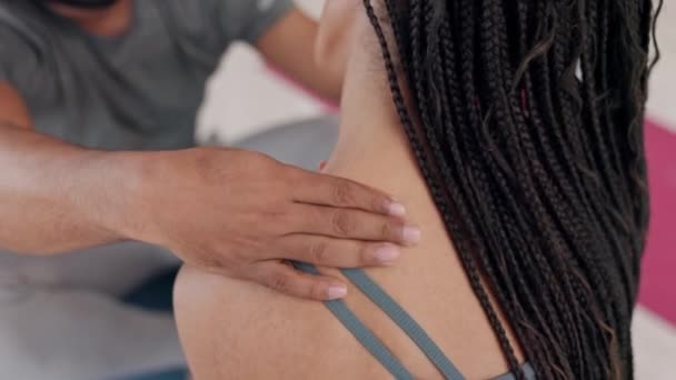 Fizyoterapi Boyun Ağrısı Kadınla Esneme Iyileşme Iyileşme Danışmanlık Için Doktor — Stok video