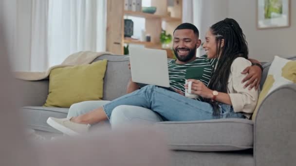 Paar Laptop Ontspannen Met Koffie Bank Woonkamer Voor Liefde Films — Stockvideo