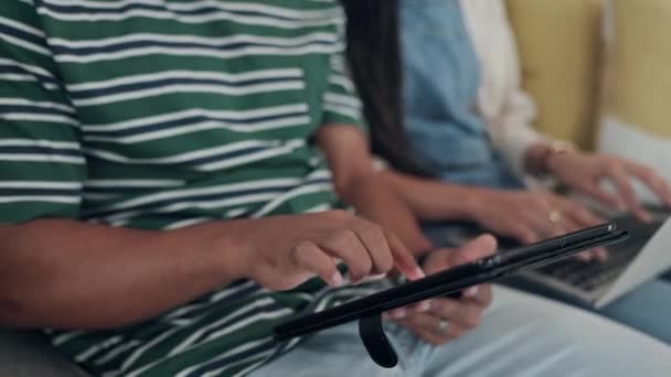 ハンド タブレット カップルは リビングルームのソファーで一緒に研究やゲームのためにクローズアップします テクノロジー ソーシャルメディア またはリラックスするために彼らの家で結合男性と女性のウェブサイト — ストック動画