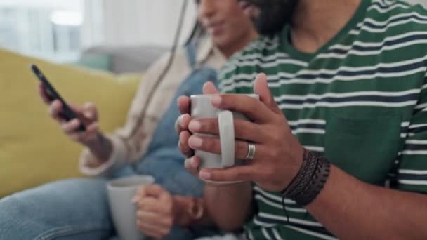 Manos Café Teléfono Con Pareja Sofá Para Redes Sociales Búsqueda — Vídeo de stock