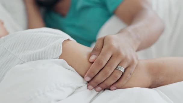 Yatak Odası Eller Gevşeme Çift Bağı Ilişki Desteği Bakımı Venezuela — Stok video