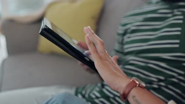 Χέρι Tablet Και Ζευγάρι Έναν Καναπέ Στο Σαλόνι Του Σπιτιού — Αρχείο Βίντεο