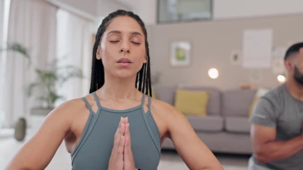 Yoga Meditation Und Workout Mit Einem Paar Wohnzimmer Ihres Hauses — Stockvideo