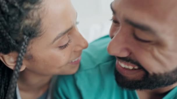 Felicidade Conversa Casal Rosto Quarto Discussão Engraçada Bate Papo Sobre — Vídeo de Stock