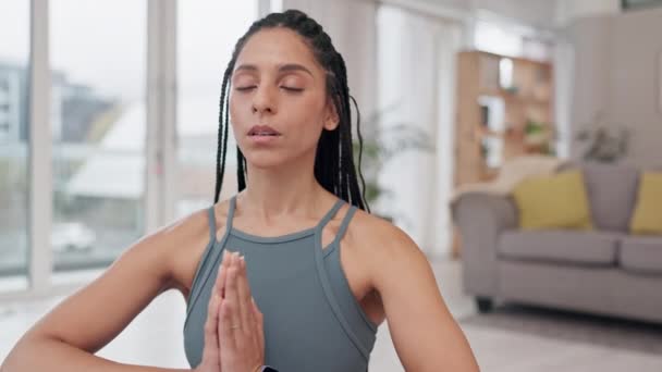 健康は 心の健康のためにリラックスするために彼女の家のリビングルームに女性と 彼女のアパートの床で瞑想している若い人と禅のためのフィットネス トレーニング — ストック動画