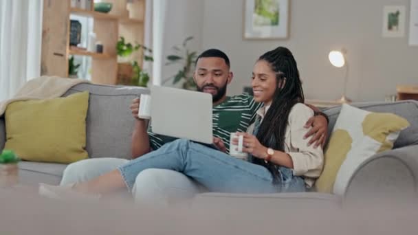 Para Laptop Rozmowa Kawą Domu Dla Miłości Oglądać Filmy Strumieniowe — Wideo stockowe