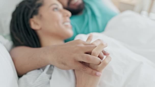 Sypialnia Trzymanie Się Ręce Relaks Para Rozmawia Więzi Rozmawiać Małżeństwie — Wideo stockowe