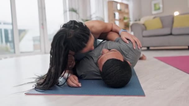Huis Oefening Paar Knuffelen Met Liefde Gelukkig Samen Voor Wellness — Stockvideo