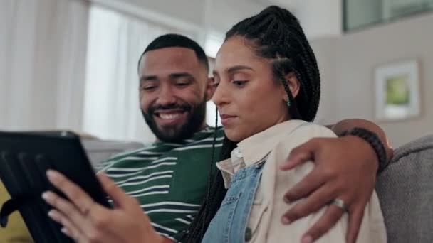 Šťastný Pár Tablet Chat Pohovce Domácím Obývacím Pokoji Pro Lásku — Stock video