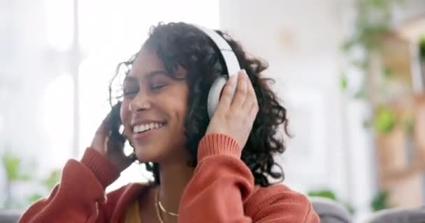 Dom Taniec Kobieta Słuchawkami Muzyka Motywacja Audio Streaming Radio Słuchać — Wideo stockowe