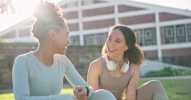 Spor, açık hava ve kız arkadaşlar sağlık çalışmasından sonra dinlenirken sohbet ediyorlar. Spor eğitiminden sonra sohbet eden, kaynaşan ve dinlenen genç kadınlar.