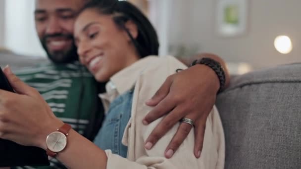 Mutlu Çift Evde Oturma Odasındaki Kanepede Aşk Filmler Internet Şovu — Stok video