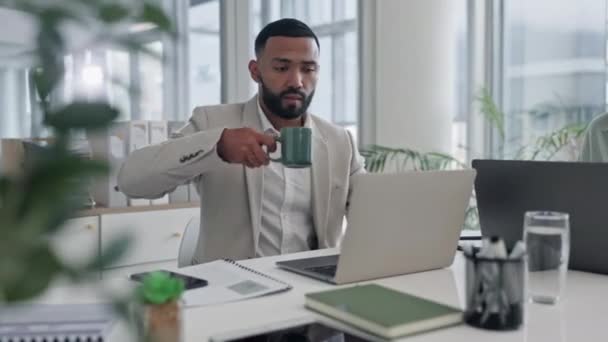 Notebook Kávovar Obchodník Kanceláři Pracuje Online Projektu Marketingové Strategii Návrhu — Stock video