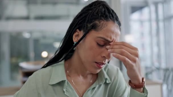 因工作中的失误而感到头痛 疲倦和焦虑的女商人 由于工作报告的截止日期和公司工作失败而导致的疼痛 倦怠和女性员工的抑郁 — 图库视频影像