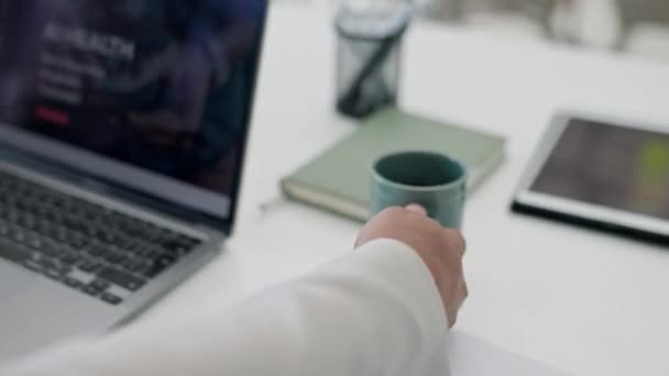 Adamı Içki Kahve Teknisyeni Işyeri Bir Fincan Sıcak Çikolata Çayla — Stok video