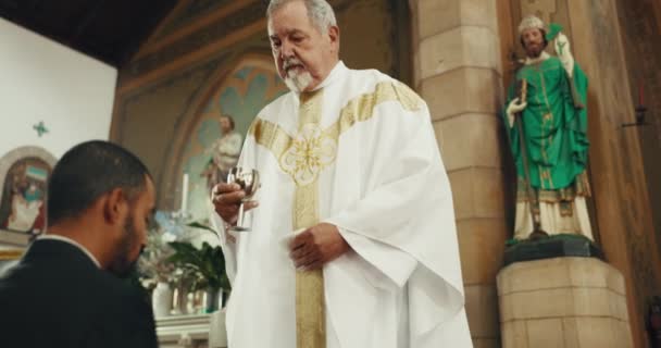 Sacerdote Homem Bebida Comunhão Igreja Com Cerimônia Símbolo Sangue Jesus — Vídeo de Stock