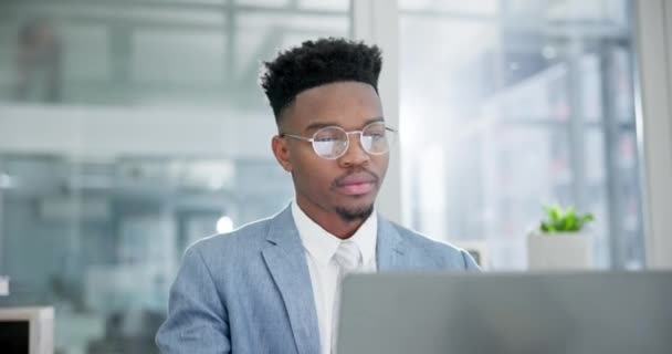 笔记本电脑及对股票市场的研究 交易解决方案及选择或决策的思考 戴眼镜或在计算机上进行财务规划的专业非洲人士或商人 — 图库视频影像