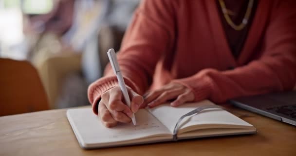 Werk Afstand Planning Handen Met Een Laptop Notebook Voor Onderzoek — Stockvideo