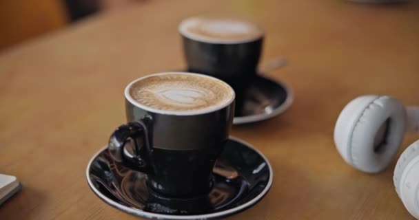 Kaffe Anteckningsbok Och Hörlurar Bordet Närbild Och Frukost För Cappuccino — Stockvideo