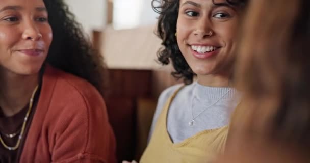Felices Conversadores Amigos Café Para Conversar Comunicarse Relacionarse Sonríe Chatea — Vídeo de stock