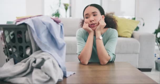 厌倦了 思考和一个女人在家里洗衣服或打扫卫生的家务活或干家务活 精疲力竭 与一位年轻的清洁工在一间公寓客厅里料理家务 — 图库视频影像