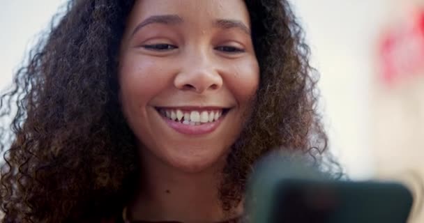 Смех Счастье Женщина Телефоном Городе Онлайн Социальных Сетей Сетей Интернет — стоковое видео
