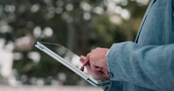 Business Outdoor Und Hände Mit Einem Tablet Mann Und Tippen — Stockvideo
