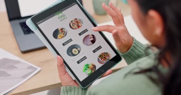 Trabalho Aplicativo Tablet Com Mãos Para Almoçar Encomendar Comida Fácil — Vídeo de Stock