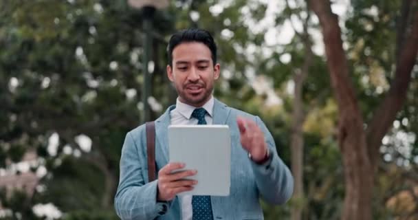 Video Çağrısı Tablet Adamı Açık Hava Parkında Işe Giderken Sanal — Stok video