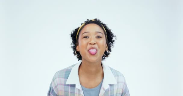 Komik Yüzü Dili Dışarı Çıkmış Bir Kadın Stüdyo Beyaz Arka — Stok video