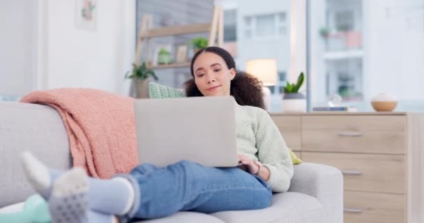 Žena Relaxovat Pohovka Počítač Pro Domácí Internet Learning Line Vzdělávání — Stock video
