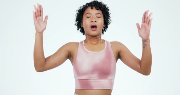 Dýchání Meditace Žena Modlícími Rukama Studiu Pro Energetický Trénink Bílém — Stock video