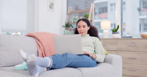 女人放松 沙发和笔记本电脑的家庭互联网 电子学习和在线教育或电影流媒体服务 坐在沙发 电脑和客厅里的非洲年轻人 有远程工作 网站和博客 — 图库视频影像