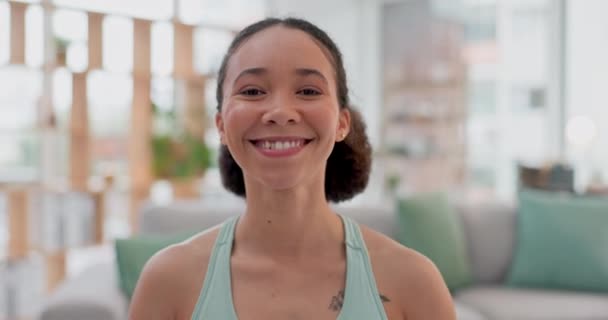 脸和快乐的女人在客厅为训练 健康和健康在她的家 普拉提 肖像画和女性对运动的微笑 日常和全面的精神健康锻炼 — 图库视频影像