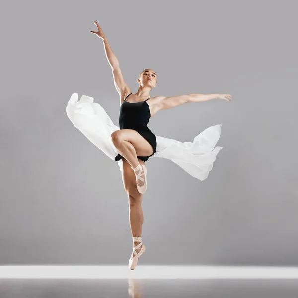 Balet Žena Nebo Tanečnice Portrétem Vystoupením Nebo Cvičením Bílém Pozadí — Stock fotografie