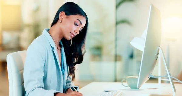 Geschäftsfrau Tippt Finanzberichte Aus Während Sie Ihrem Büro Computer Arbeitet — Stockfoto