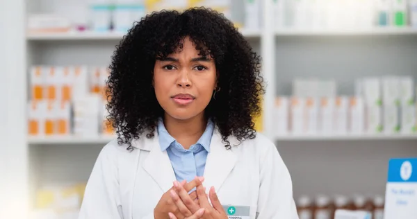 Friendly Female Chemist Explaining Benefits Medicine African American Woman Pharmacist — Stock Photo, Image