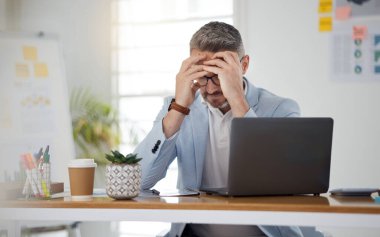 Profesyonel bir patron olarak son teslim tarihi için ofiste bir iş adamıyla bilgisayar, baş ağrısı ve stres. İşyerinde baskı altında olan bir şirket çalışanıyla bilgisayar, anksiyete ve tükenme.