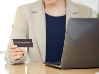 İnternetten alışveriş, kredi kartı ve iş kadını ödemesi internet üzerinden ya da dizüstü bilgisayarla yapılıyor. Eller, kredi ve şirket profesyonel veya müşteri ecommerce web sitesinden satın almak için ödül kullanıyor.