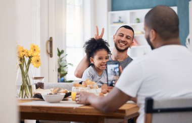 Akıllı telefon, öğle yemeği ya da eşcinsel çift fotoğrafı, çocuk ve barış işareti olan mutlu aile fotoğrafı, tavşan kulaklı jest ya da poz. Cep telefonu, fotoğrafçılık ya da biseksüel, eşcinsel ya da sakin bir çocuksu gülümseme baba..