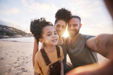 Portre, aile ve gün batımında sahilde selfie, kaynaşmak ve dışarıda eğlenmek. Yüz, gülümseme ve baba, çocuklar ve anne okyanusta profil fotoğrafında seyahat etmek için yaz tatili ya da tatil.