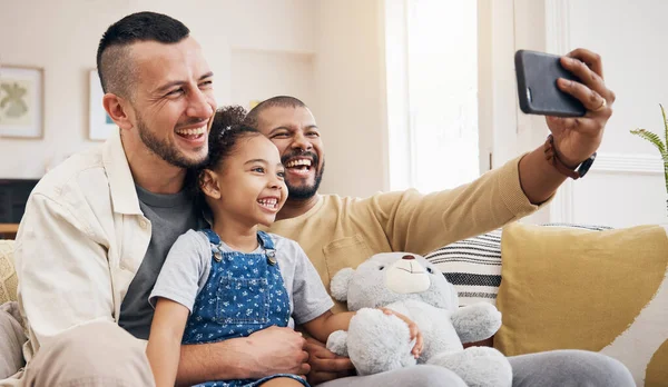 Famiglia Gay Selfie Bambino Sul Divano Casa Videochiamate Social Media — Foto Stock