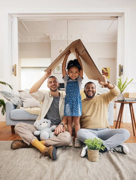 Gay Família Feliz Uma Criança Com Casa Papelão Telhado Com — Fotografia de Stock