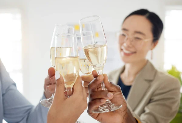 Brindisi Champagne Bicchiere Alcol Con Uomini Affari Festeggiamenti Team Building — Foto Stock