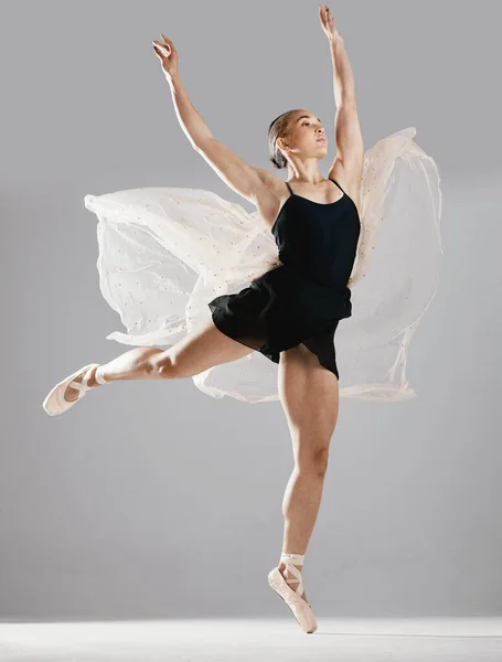 Balet Žena Nebo Tanečnice Pózou Tréninkem Nebo Vystoupením Bílém Pozadí — Stock fotografie