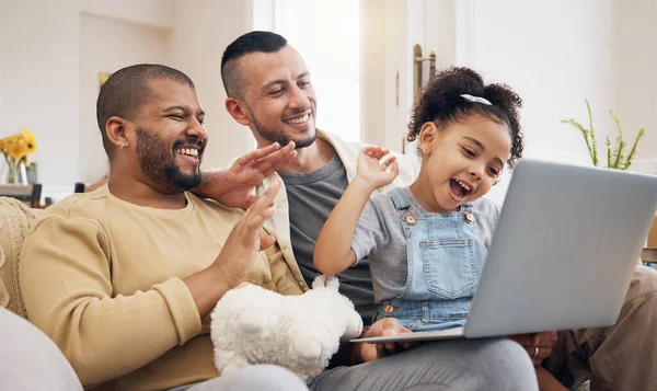 Famiglia Gay Laptop Salutando Videochiamata Sul Divano Casa Con Bambino — Foto Stock